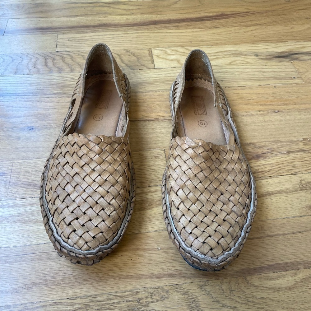 Mohinders woven shoe in honey- men’s size 10